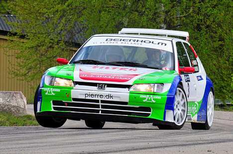 Overlegen sejr: Brian Madsen udnytter sit materiel til det yderste, her på tre hjul gennem et sving på vej mod sejren i weekenden i Lille Mats Rallysprint i Sverige.